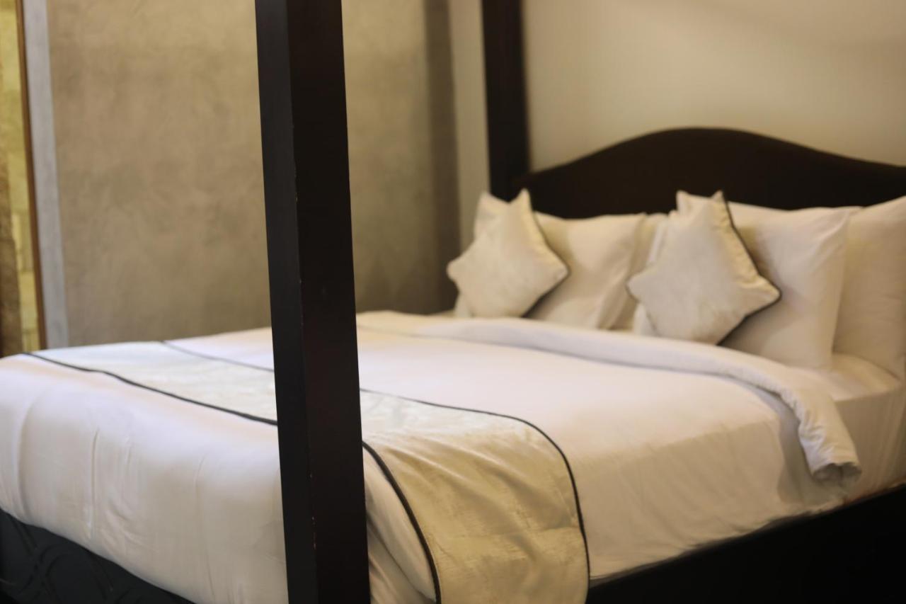 Brown Town Resort & Spa Haidarábád Kültér fotó