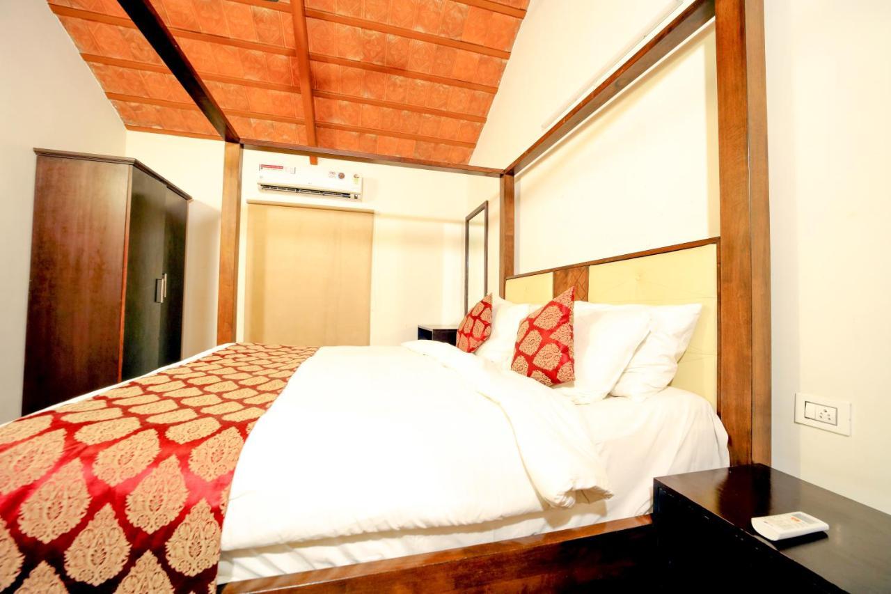 Brown Town Resort & Spa Haidarábád Kültér fotó