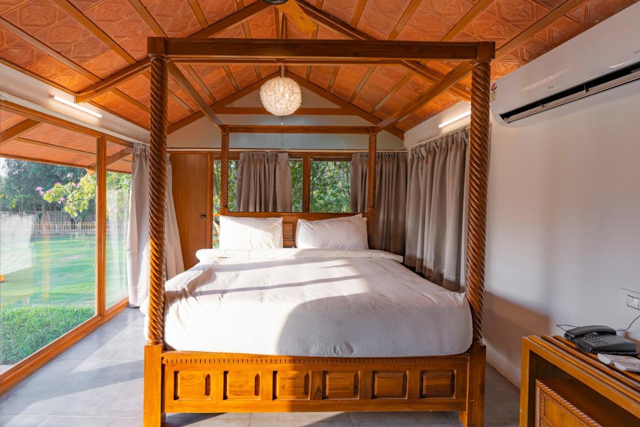 Brown Town Resort & Spa Haidarábád Kültér fotó
